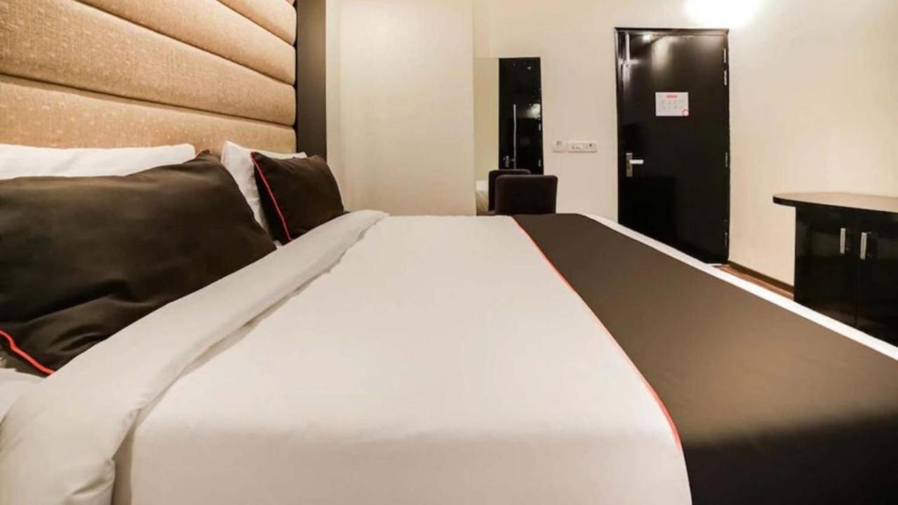 Hotel Olive Zone Near Delhi Airport Нью-Дели Экстерьер фото